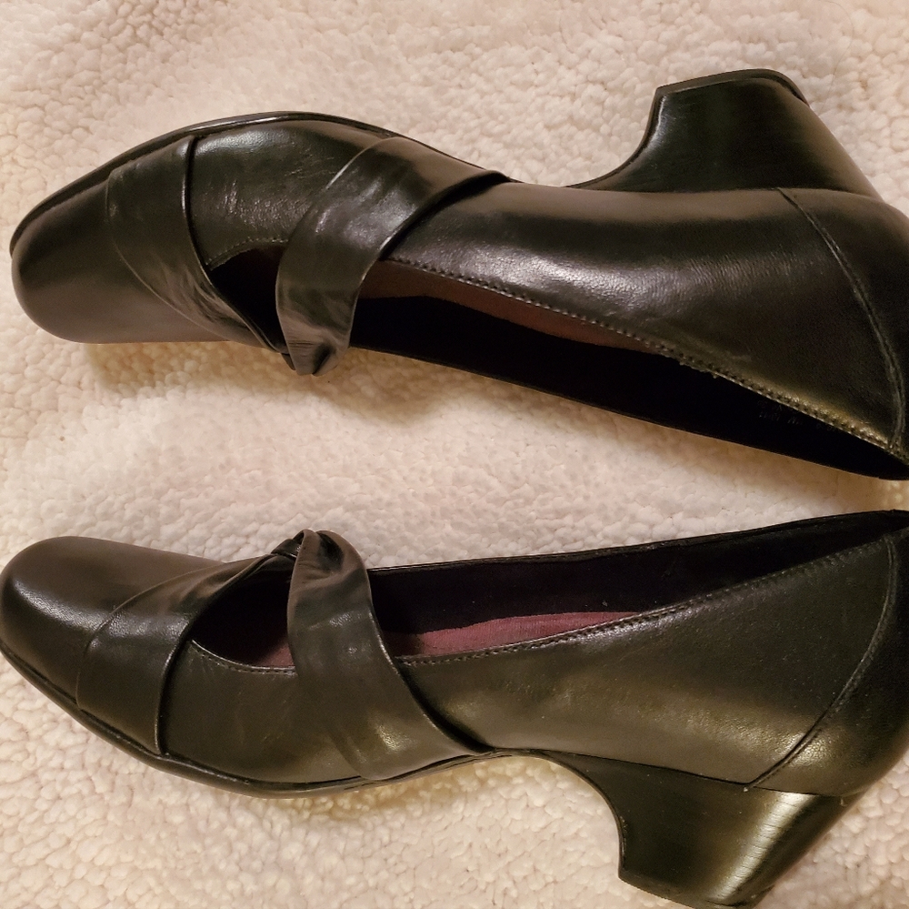 Clark's women's black pumps,  size 11M. - Picture 7 of 8
